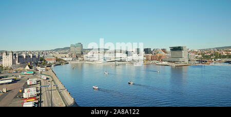 Oslo vista mare dal porto delle navi da crociera Foto Stock