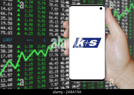 Il logo della società pubblica K+S AG visualizzata su uno smartphone. Positivo del mercato azionario sfondo. Credito: PIXDUCE Foto Stock