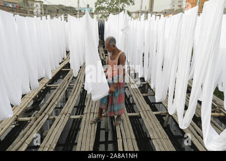 Narayanganj, Bangladesh. 7 Nov, 2019. I lavoratori del Bangladesh raccogliere tessuto dopo asciugare sotto il sole in una fabbrica di tintura in Narayanganj, vicino a Dacca in Bangladesh, 7 novembre 2019. Credito: Suvra Kanti Das/ZUMA filo/Alamy Live News Foto Stock