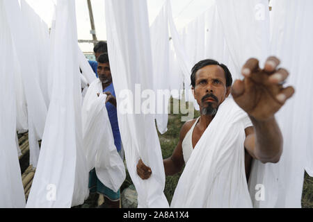 Narayanganj, Bangladesh. 7 Nov, 2019. I lavoratori del Bangladesh raccogliere tessuto dopo asciugare sotto il sole in una fabbrica di tintura in Narayanganj, vicino a Dacca in Bangladesh, 7 novembre 2019. Credito: Suvra Kanti Das/ZUMA filo/Alamy Live News Foto Stock