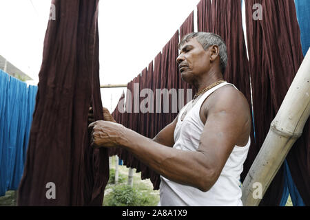 Narayanganj, Bangladesh. 7 Nov, 2019. I lavoratori del Bangladesh raccogliere tessuto dopo asciugare sotto il sole in una fabbrica di tintura in Narayanganj, vicino a Dacca in Bangladesh, 7 novembre 2019. Credito: Suvra Kanti Das/ZUMA filo/Alamy Live News Foto Stock