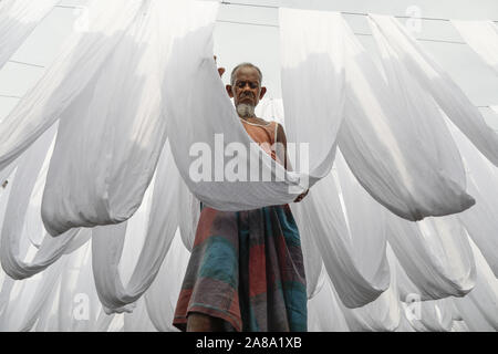 Narayanganj, Bangladesh. 7 Nov, 2019. I lavoratori del Bangladesh raccogliere tessuto dopo asciugare sotto il sole in una fabbrica di tintura in Narayanganj, vicino a Dacca in Bangladesh, 7 novembre 2019. Credito: Suvra Kanti Das/ZUMA filo/Alamy Live News Foto Stock