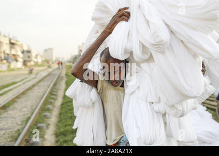 Narayanganj, Bangladesh. 7 Nov, 2019. I lavoratori del Bangladesh raccogliere tessuto dopo asciugare sotto il sole in una fabbrica di tintura in Narayanganj, vicino a Dacca in Bangladesh, 7 novembre 2019. Credito: Suvra Kanti Das/ZUMA filo/Alamy Live News Foto Stock