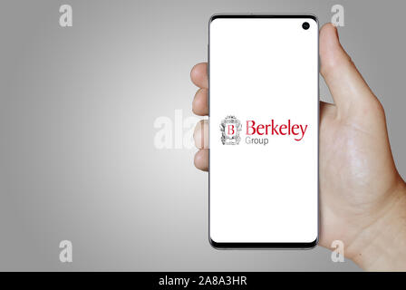 Il logo della società pubblica Berkeley Group Holdings visualizzata su uno smartphone. Sfondo grigio. Credito: PIXDUCE Foto Stock