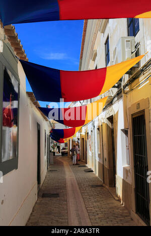 Vista estiva del Convento do Espirito Santo e del torreggiante Norfolk Pino, Loule town, Algarve, Portogallo, Europa Foto Stock