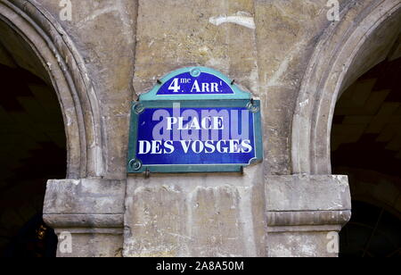 Place des Vosges strada segno vicino a Le Marais Quartiere. Parigi, Francia. Foto Stock