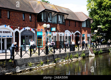 The Maltings complesso per lo shopping con unità di vendita al dettaglio a fianco del fiume Avon Foto Stock