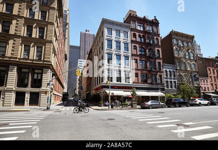 New York, Stati Uniti d'America - 8 Luglio 2018: ciclista su un vuoto di West Broadway Street. Foto Stock