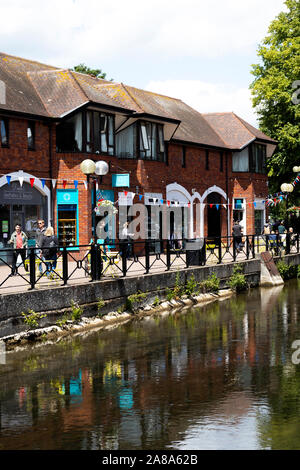 The Maltings complesso per lo shopping con unità di vendita al dettaglio a fianco del fiume Avon Foto Stock