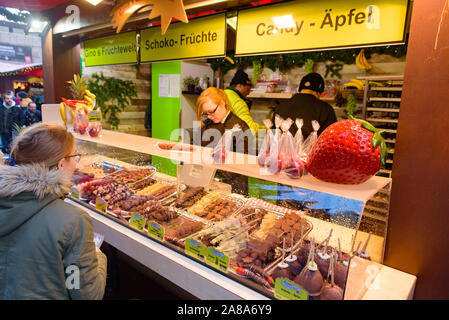 Il cibo va in stallo in 2018 Mercatino di Natale di Colonia in Germania Foto Stock