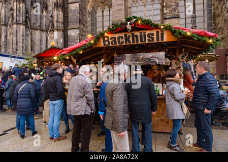 Il cibo va in stallo in 2018 Mercatino di Natale di Colonia in Germania Foto Stock