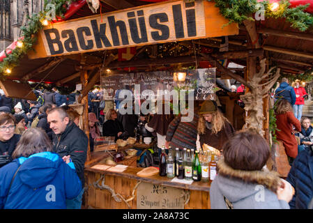 Il cibo va in stallo in 2018 Mercatino di Natale di Colonia in Germania Foto Stock