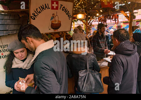 Il cibo va in stallo in 2018 Mercatino di Natale di Colonia in Germania Foto Stock