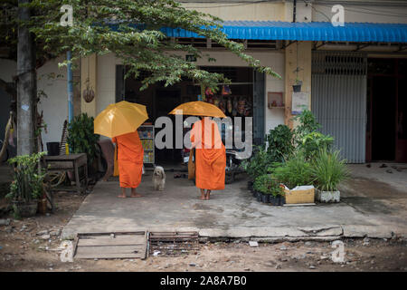 Due monaci buddisti presso un negozio locale in Kampot, Cambogia. Foto Stock