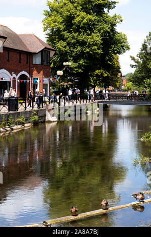 The Maltings complesso per lo shopping con unità di vendita al dettaglio a fianco del fiume Avon Foto Stock