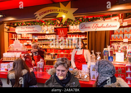 Il cibo va in stallo in 2018 Mercatino di Natale di Colonia in Germania Foto Stock