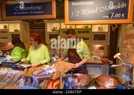 Il cibo va in stallo in 2018 Mercatino di Natale di Colonia in Germania Foto Stock