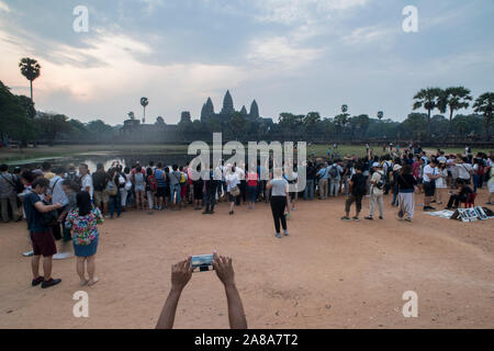 La folla si riuniranno presso l'orario di alba a Angkor Wat , a Siem Reap, Cambogia. Foto Stock