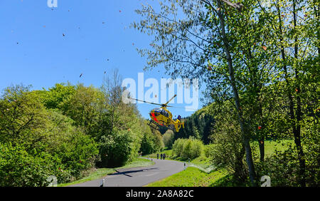 OBERBACH, WILDFLECKEN, Baviera, Germania - 30 aprile 2019, ADAC Salvataggio in elicottero Christoph 28 inizia il suo cammino in ospedale dopo un motociclo Foto Stock