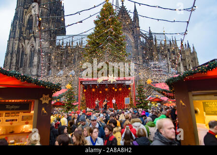 2018 Cologne Christmas Market con la cattedrale di Colonia a sfondo in Germania Foto Stock