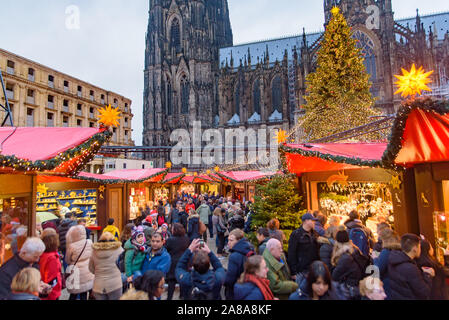 2018 Cologne Christmas Market con la cattedrale di Colonia a sfondo in Germania Foto Stock