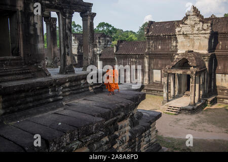 Due giovani monaci buddisti in visita di Angkor Wat, Siem Reap, Cambogia. Foto Stock