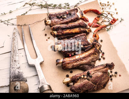 Costolette di maiale con spezie,close-up Foto Stock