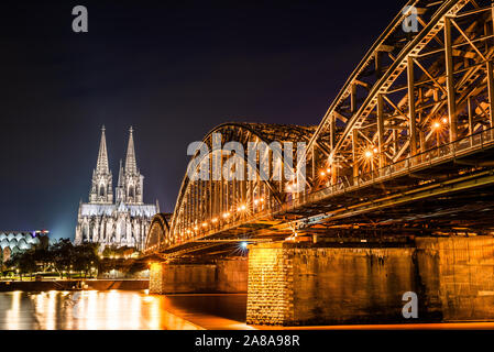 Colonia di notte con la cattedrale di Colonia, ponte di Hohenzollern e il fiume Reno Foto Stock
