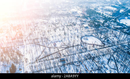 Top vista aerea della città vuota Parco in inverno con la neve Foto Stock