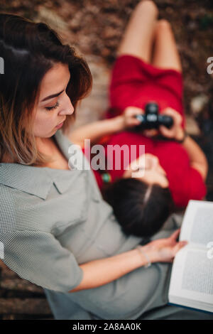 Foto di due gioiosa hippie donna sorridente e tenendo selfie mentre  passeggiate in foresta Foto stock - Alamy