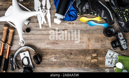 Oggetti per viaggio avventura - quadcopter, trekking pole, le scarpe da trekking Foto Stock