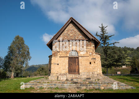 Famosa chiesa greco-ortodossa di Panagia Asinou al villaggio Nikitari a Cipro. La chiesa è classificato come patrimonio mondiale e il monumento protetto da U Foto Stock