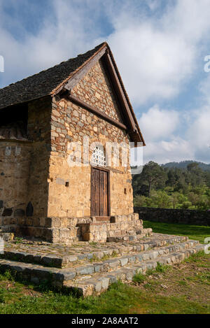 Famosa chiesa greco-ortodossa di Panagia Asinou al villaggio Nikitari a Cipro. La chiesa è classificato come patrimonio mondiale e il monumento protetto da U Foto Stock