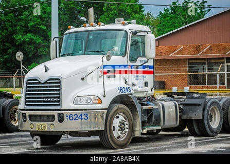 Un carrello Mack è raffigurato al di fuori della sede di industrie Comcar, Aprile 16, 2015 in Auburndale, Florida. Foto Stock