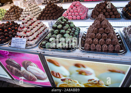 Il cibo ungherese nella parte orientale della città europea di Budapest alla Sagra del Cioccolato nella piazza di San la cattedrale di Santo Stefano Foto Stock
