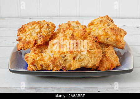 Colazione Ketogenic biscotti con un sacco di formaggio e pancetta. Foto Stock