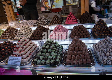 Il cibo ungherese nella parte orientale della città europea di Budapest alla Sagra del Cioccolato nella piazza di San la cattedrale di Santo Stefano Foto Stock