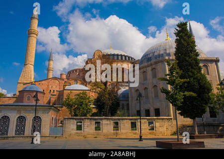 La parte esterna del Ayasofia o Hagia Sofia a Sultanahmet, Istanbul, Turchia. Costruito nel 537 D.C. come chiesa, è stata convertita in una moschea nella metà-1400 Foto Stock