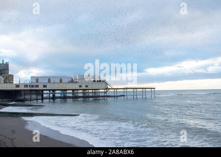 Aberystwyth Storni sotto la Edwardian Pier Foto Stock