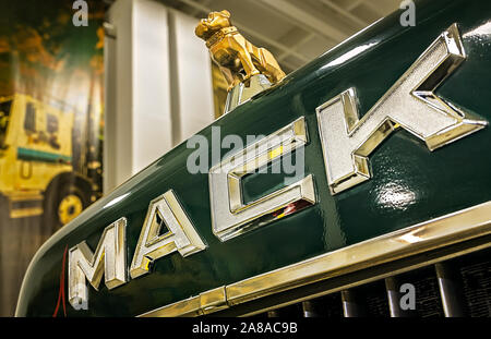 Un bulldog oro ornamento del cofano corre sul cofano di un 1986 Mack roll-off carrello a rifiuti Pro, Marzo 18, 2016 in Sanford, Florida. Foto Stock