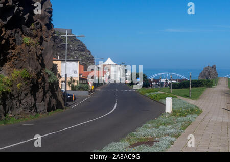 Sao Vicente ; Madera; Portogallo - Ottobre 30; 2019: la strada principale con i negozi Foto Stock