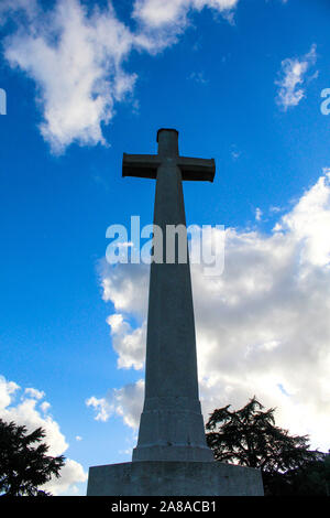 Una croce di sacrificio in Francia contro un cielo blu con nuvole soffici. Foto Stock