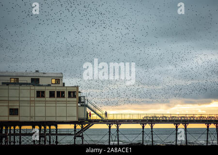 Aberystwyth Storni sotto la Edwardian Pier Foto Stock