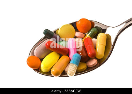 Auf einem Löffel liegen viele bunte Tabletten, Tablettensucht, Medikamentensucht, Abhängigkeit, Foto Stock