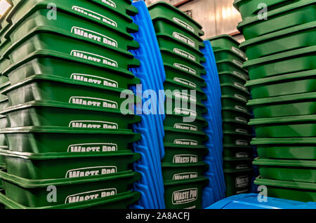 Residential trash lattine vengono impilati in rifiuti Pro, Marzo 18, 2016 in Sanford, Florida. Rifiuti di pro offre i rifiuti e servizi di riciclaggio. Foto Stock