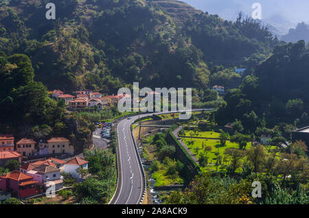 Sao Vicente ; Madera; Portogallo - Ottobre 30; 2019: la strada principale, chanal e case di montagna. Foto Stock