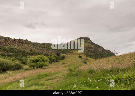 Vista di Arthur's sedile in Holyrood Park di Edimburgo, Scozia Foto Stock