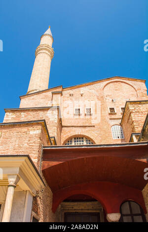 Parte dell'esterno del Ayasofia o Hagia Sofia a Sultanahmet, Istanbul, Turchia, presi dalle tombe dei sultani. Costruito nel 537 D.C. come chiesa, Foto Stock