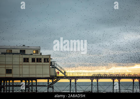 Aberystwyth Storni sotto la Edwardian Pier Foto Stock