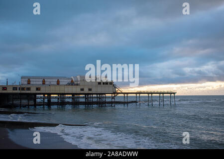 Aberystwyth Storni sotto la Edwardian Pier Foto Stock